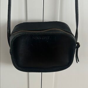 neva opet Sleek Black Crossbody Bag